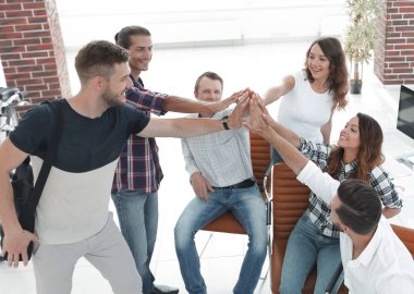 Birbirimizi bir beşlik vererek tasarım ekibi