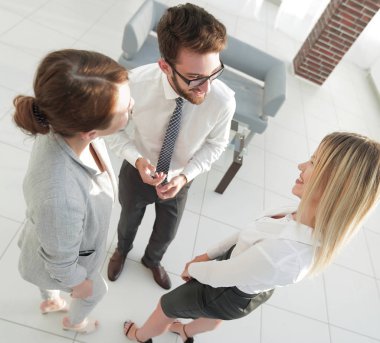 İş ekibi ofiste tartışıyor..