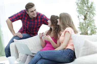 söz, kanepede oturan öğrencilerin grup.