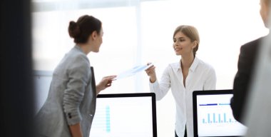 üst düzey yönetici, çalışanın finansal veriler belgeyle teslim.