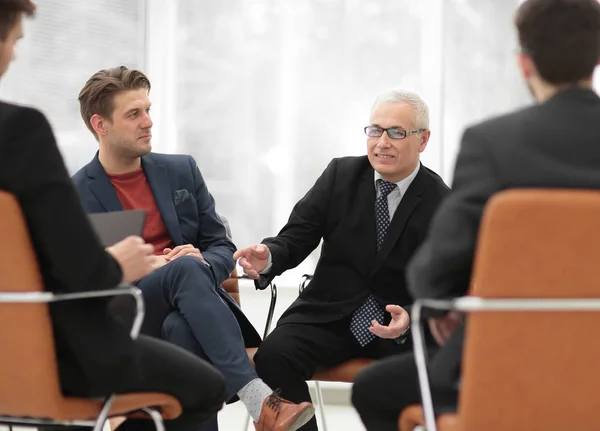 Senior affärsman håller ett möte med det business-teamet — Stockfoto