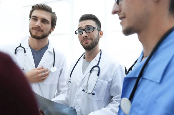 Gruppo di medici che consigliano il paziente — Foto Stock