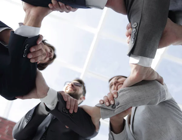 Бізнес команда бере один одного руки — стокове фото