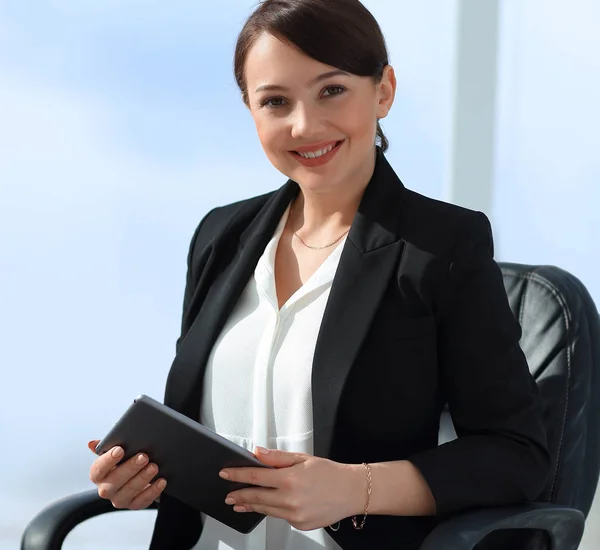 Close-up de uma jovem empresária bem sucedida sentada em uma mesa . — Fotografia de Stock