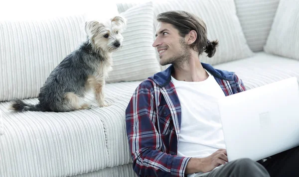 Ragazzo di successo e il suo animale domestico preferito in un accogliente soggiorno . — Foto Stock