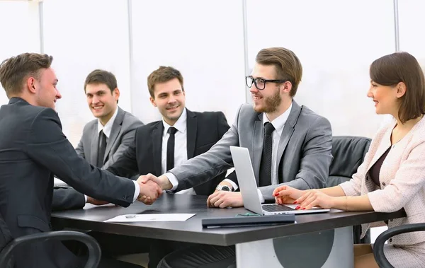 Handshake of a Manager and a customer at the Desk — Stock Photo, Image