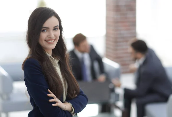 Rostro de mujer hermosa en el fondo de la gente de negocios . — Foto de Stock