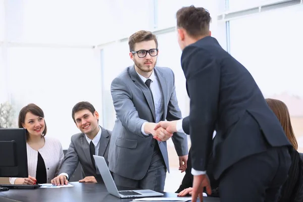 Stretta di mano partner commerciali a una riunione di lavoro — Foto Stock