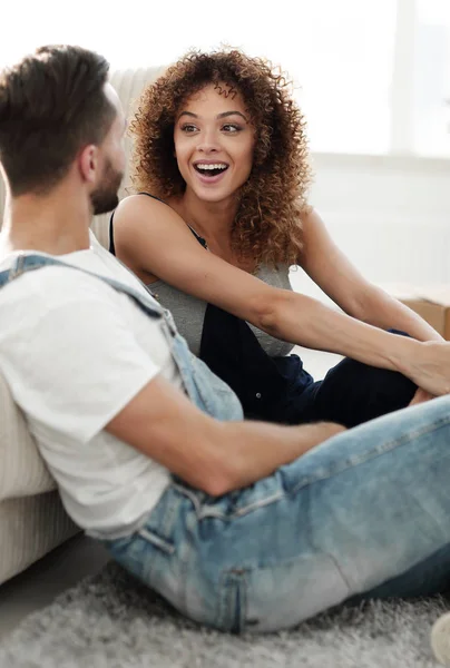 Primer plano de los recién casados sentados en el sofá en un nuevo apartamento — Foto de Stock