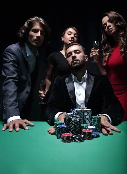 Jovem caucasiano atraente faz aposta no casino — Fotografia de Stock