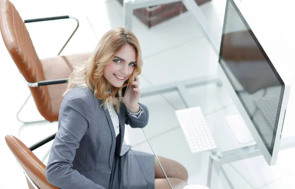 Успешная молодая деловая женщина, сидящая за столом — стоковое фото