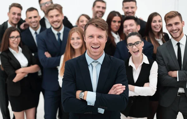 Sorridente empresário de pé no fundo de sua equipe de negócios . — Fotografia de Stock