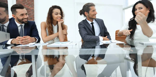 Affärsmän brainstorming i mötesrummet — Stockfoto