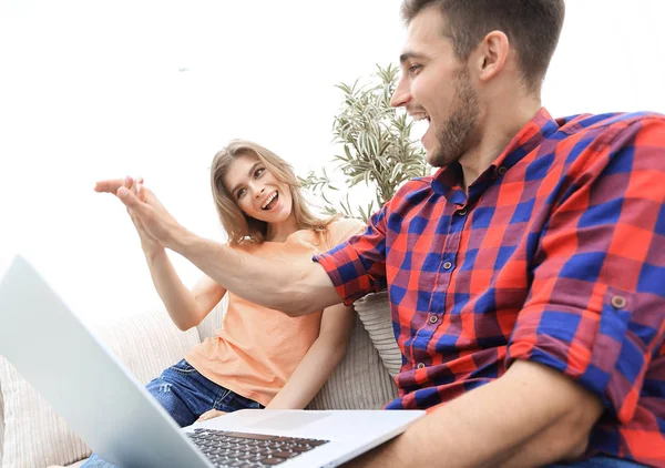 Joven y su novia dándose un cinco en el signo del éxito — Foto de Stock