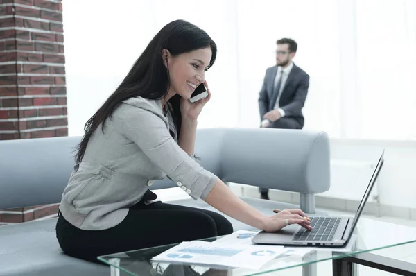 Assistentin am Arbeitsplatz im Büro — Stockfoto