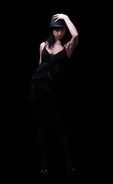 Женщина в танцевальном платье на черном фоне — стоковое фото