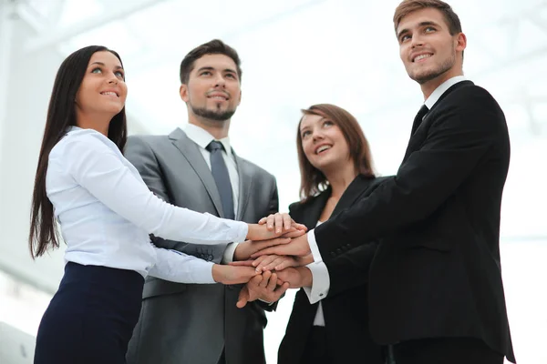 Erfolgreiches Business-Team mit zusammengefalteten Händen — Stockfoto