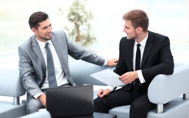 söz, ofis lobisinde otururken çalışanlar