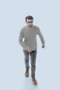 modern genç adam güvenle ileri gider