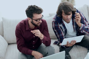 iki creative web tasarımcıları bir tablet ve bir dizüstü bilgisayar ile çalışma.