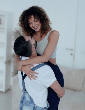 Mutlu aile yeni bir daire içinde.