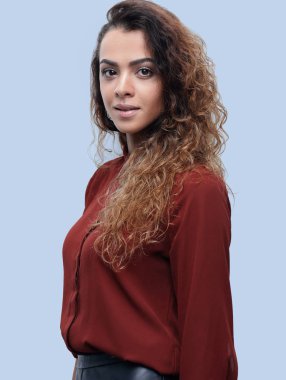 Yakın plan. Başarılı bir genç kadın..