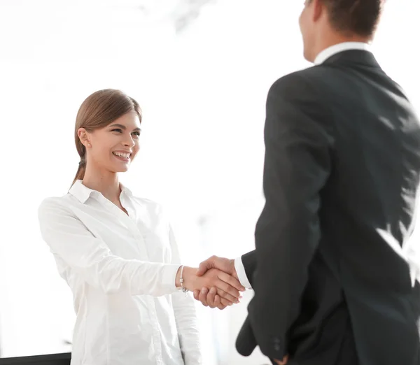 Handshake mladá podnikatelka s kolegou — Stock fotografie