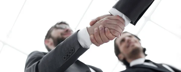 Abgeschnittenes Bild von Geschäftsleuten beim Händeschütteln — Stockfoto