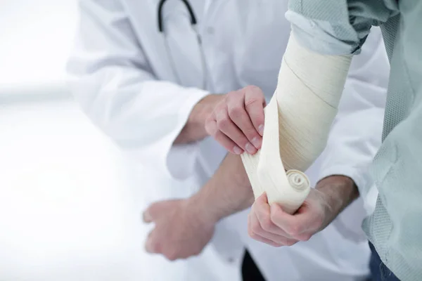 Closeup.doctor applying elastic bandage — Stock Photo, Image