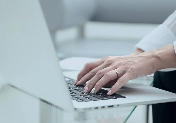 Primer plano. manos femeninas en un teclado portátil . —  Fotos de Stock