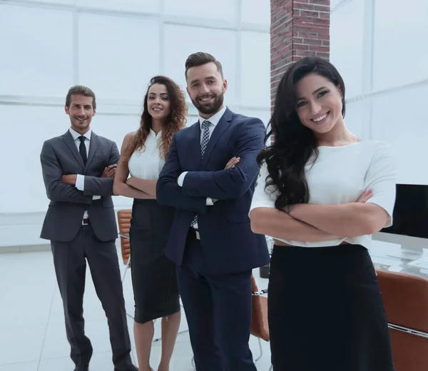 Team di lavoro di successo sullo sfondo dell'ufficio . — Foto Stock