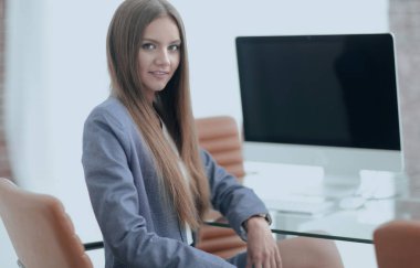 bir masada oturan kadın ofis çalışanı