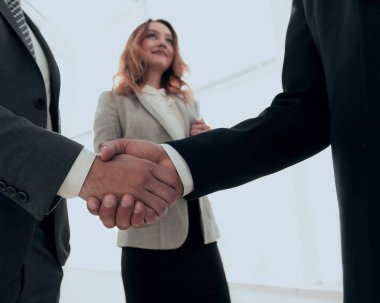 İş adamı tokalaşmasını toplantı odasında kapatın.