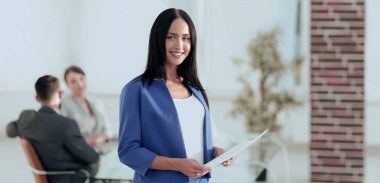 İş dünyasının arka planında güzel bir kadın.