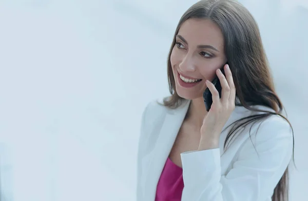 Senhora de negócios falando no smartphone — Fotografia de Stock