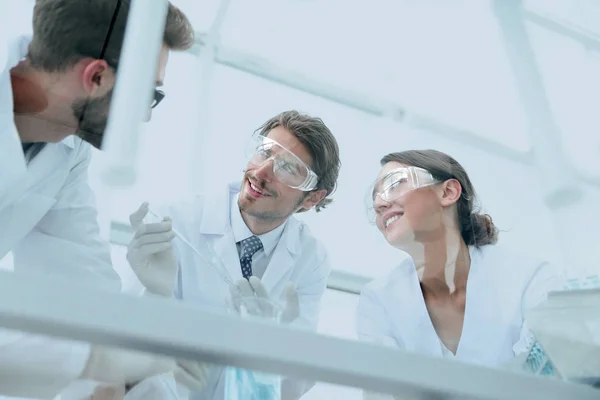 Groep van wetenschappers bezig met een experiment in het laboratorium — Stockfoto