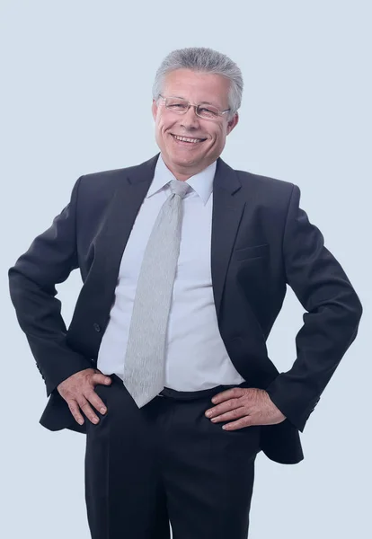 Homem de negócios de cabelos grisalhos sorrindo isolado no fundo branco . — Fotografia de Stock