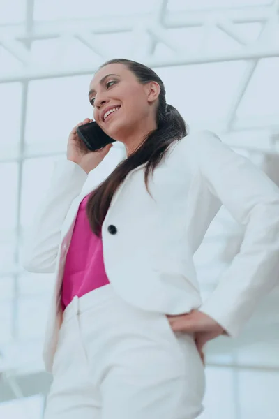 Senhora de negócios elegante falando ao telefone — Fotografia de Stock