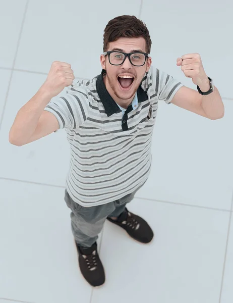 Closeup.The utsikt från den top.jubilant unge mannen tittar på kameran. — Stockfoto