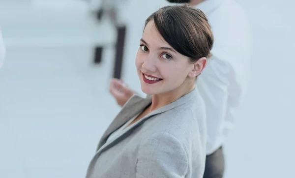 Självsäker affärskvinna på suddig bakgrund office. — Stockfoto