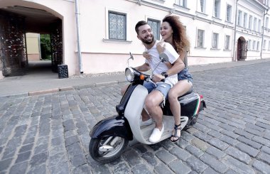 Mutlu çift retro motosiklet sürme tam uzunlukta yan görünüm