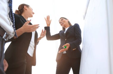 flipchart üzerinde bir marker ile işaret iş kadını