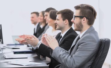 Masa başında oturan iş takım tezahürat