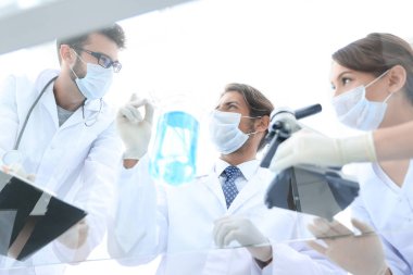 genç bilim adamları mikroskop ve test tüpleri ile çalışma