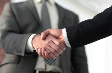 İş adamları el sıkışıyor. İş konsepti