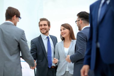 Kendine güvenen genç insanlar, el sıkışma ve gülümseme