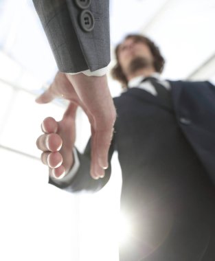 İki iş adamı el sıkışacak.