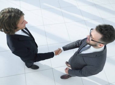 İş tokalaşması ve iş adamları kavramları.