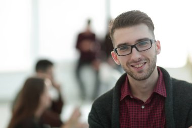 Bulanık arka plan ofisindeki iş kadını