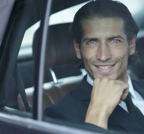 Rostro de un hombre de negocios sentado en coche — Foto de Stock